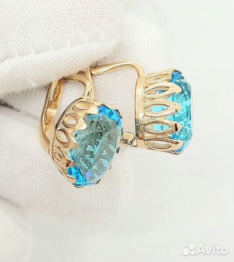 Золотые серьги с камнем