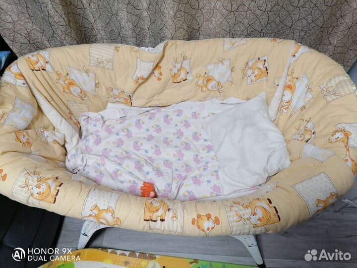 Детская кроватка с маятником