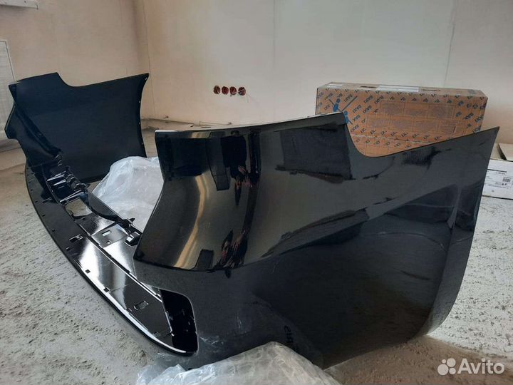 Новый оригинальный бампер задний на landcruiser200