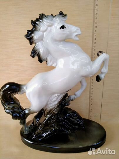 Статуэтка Конь
