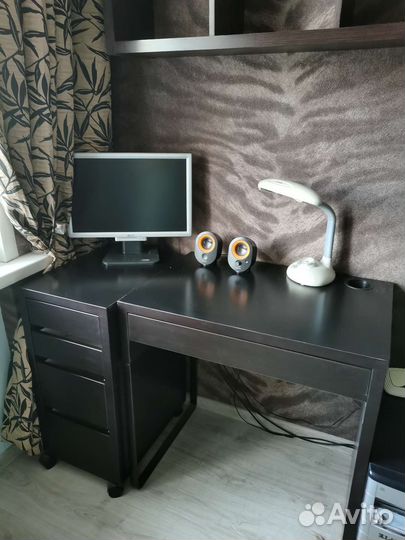 Компьютерный стол с полкой