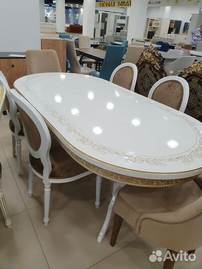 Стол Версач и стулья Медальон