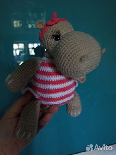 Игрушка бегемот вязаный