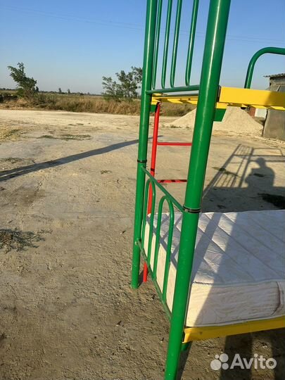 Двухъярусная кровать