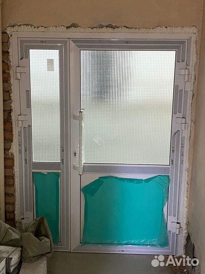 Двери алюминевые с армированным стеклом