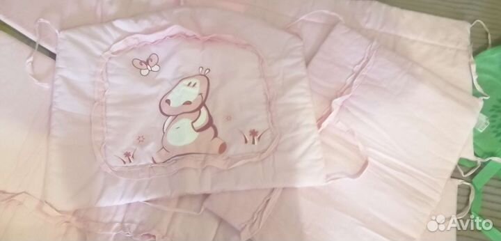 Бортики в детскую кроватку розовые