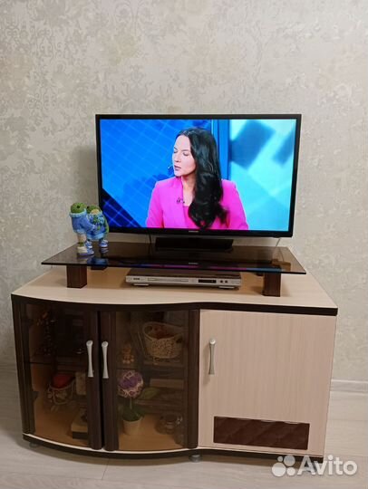 Тумба под телевизор и журнальный столик