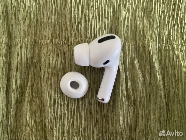 Правый наушник AirPods Pro