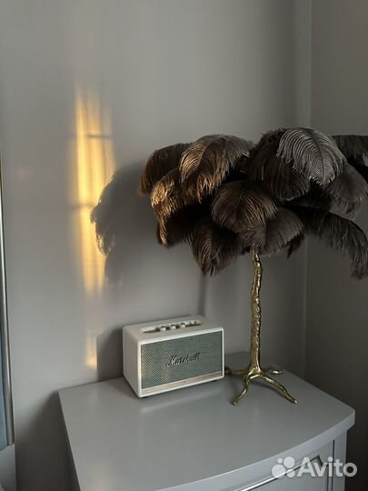 Бронзовая лампа с перьями