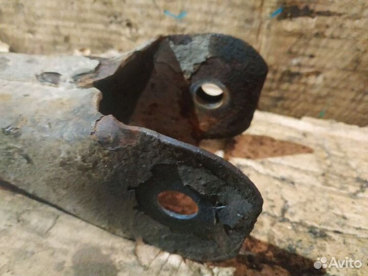 Рычаг задний левый Mitsubishi Pajero