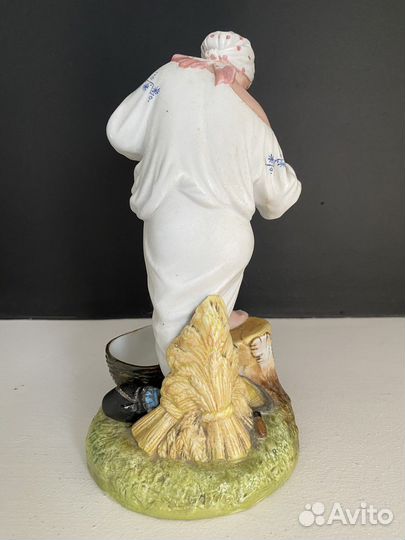 Статуэтка Крестьянка кормящая ребенка Гарднер