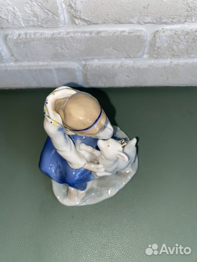 Фарфоровая статуэтка «Аленушка с козленком» лзфи