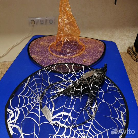 Ушки зайчиков, розовые крылья ангелочка, шляпы вед