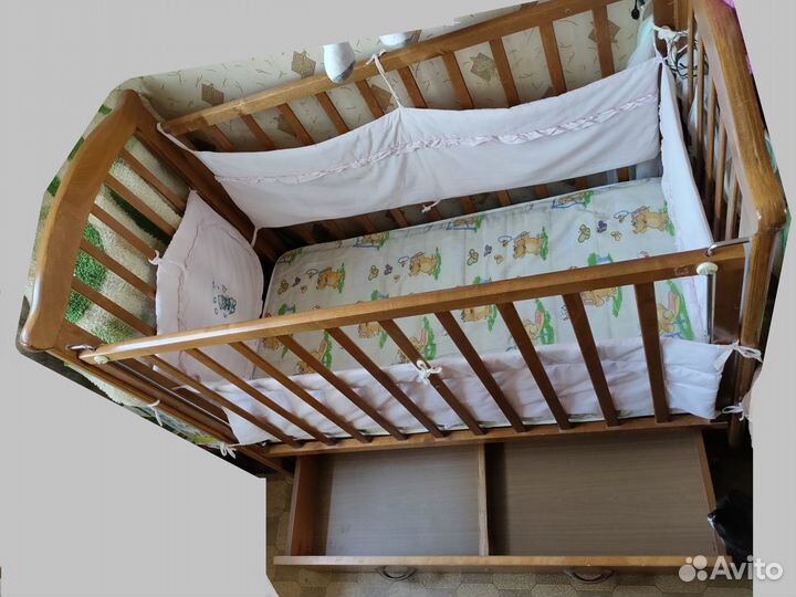 Детская кроватка с маятником, ящиком и матрасом
