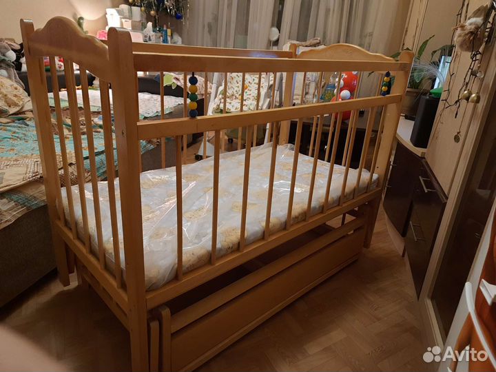 Детская кроватка с маятником