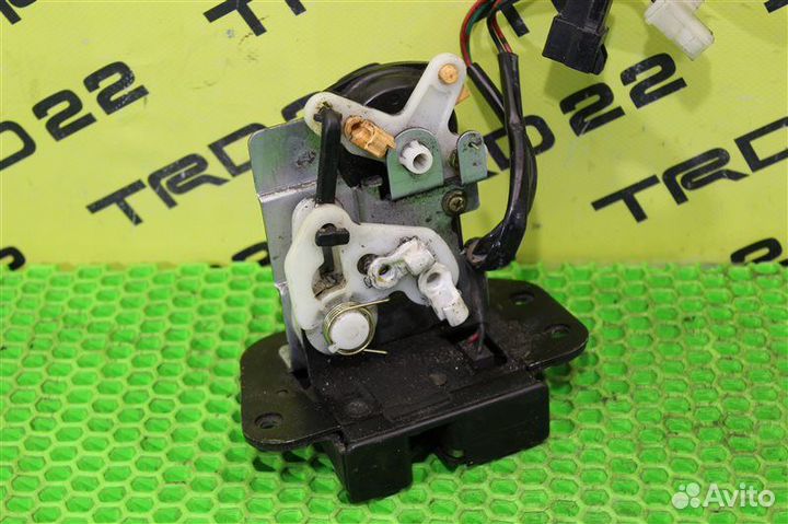 Замок багажника задний Mazda Bongo SK82MN F8