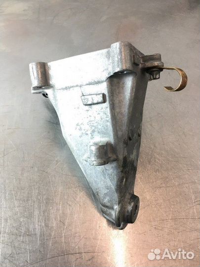 Кронштейн двигателя левый Mercedes E-Class W212