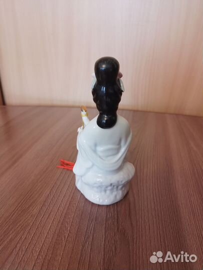 Фарфоровая статуэтка
