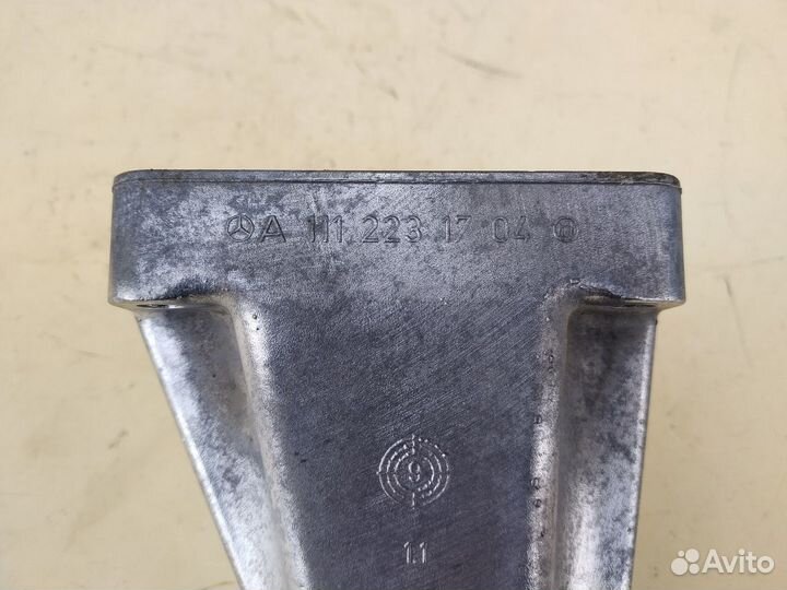 Кронштейн двигателя 111 правый Мерседес 203 C-Klas