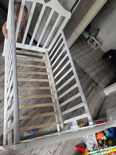 Детская кроватка с маятником