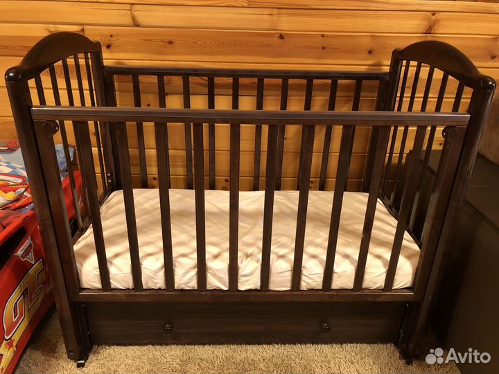 Детская кроватка с маятником и ящиком