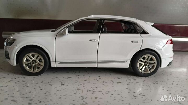 Модель Audi Q 8 1:18