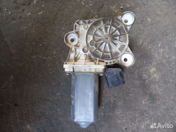 Мотор стеклоподъемника передний левый Mercedes