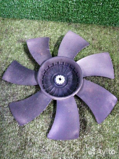 Крыльчатка вентилятора правая Toyota Avensis