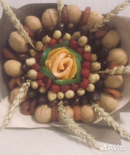 Букет из орехов и сухофруктов