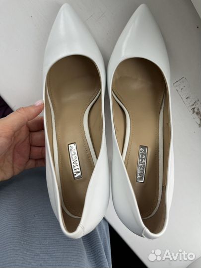 Белые туфли на каблуке Vitacci