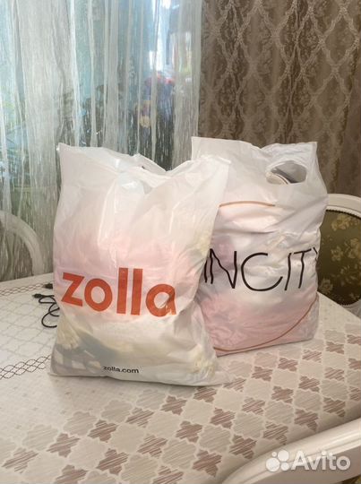 Пакеты вещей и обувь для малышки