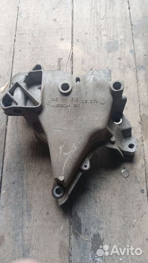 Кронштейн опоры двигателя VAG