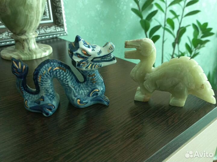 Драконы фарфоровый и из оникса