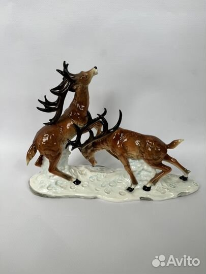 Фарфоровая статуэтка дерущиеся олени на снегу
