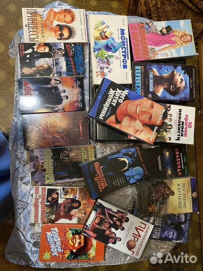 Видеоплеер и много видеокассет 17шт