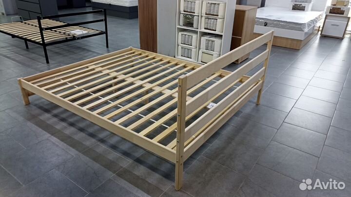 Кровать из массива