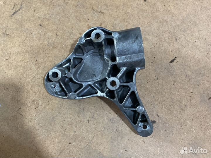 Кронштейн 1K0260885B Golf Skoda Audi 1.4л 1.6л