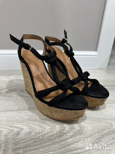 Босоножки на танкетке 36рр