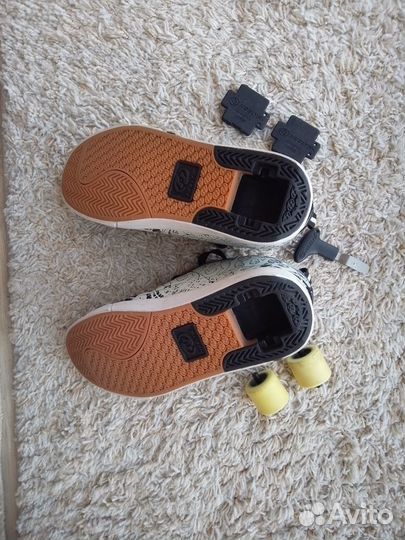 Кроссовки на роликах heelys