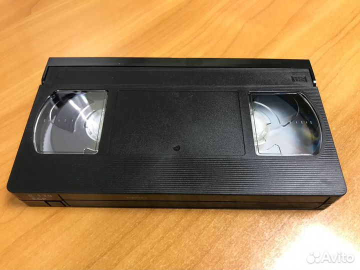 Видеокассеты VHS в пластиковых боксах, коробках