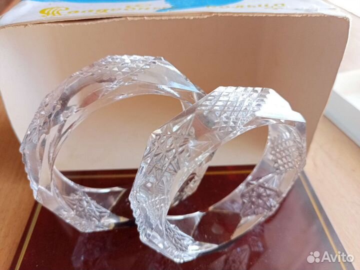 Хрустальные свадебные кольца на подставке