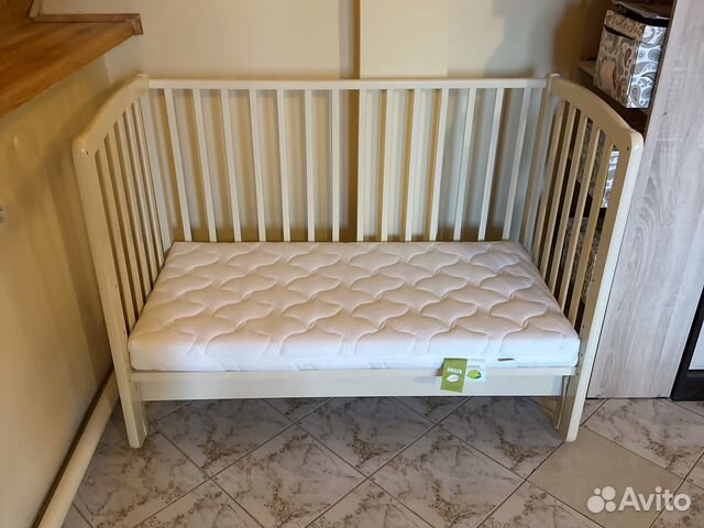 Детская кроватка с продольным маятником