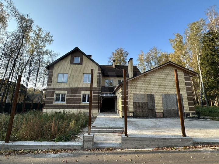 Коттедж 870 м² на участке 21 сот.