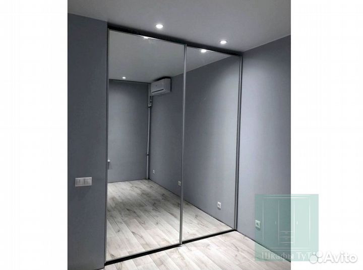 Шкаф с зеркалом