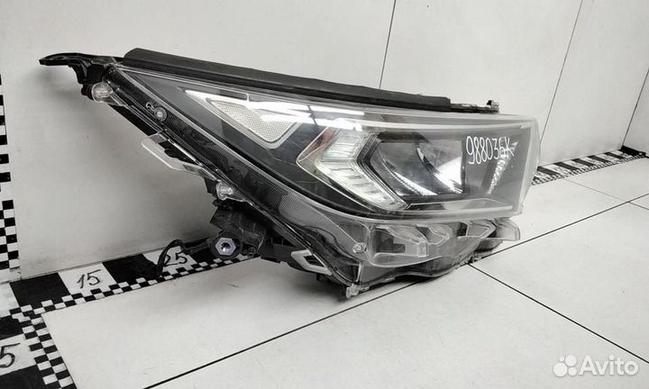 Фара правая Toyota Rav4 XA50 LED