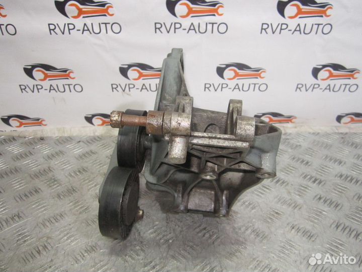 Кронштейн Volkswagen Passat B3 1988-1993