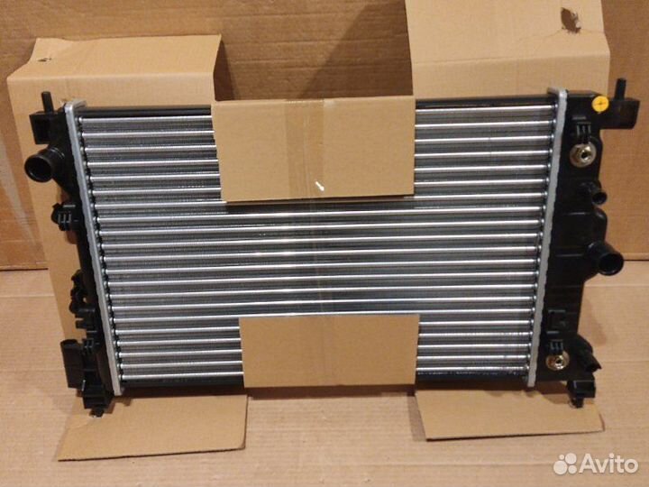 Радиатор охлаждения Chevrolet Aveo T300 1.6