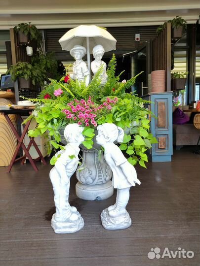 Цветочная композиция в фонтане