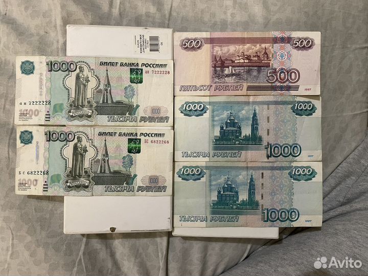 Российские банконоты разных модификаций
