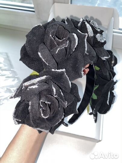 Ободок с цветами черными розами